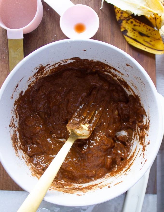 a plate with the mashed banana and the remaining ingredients blended in