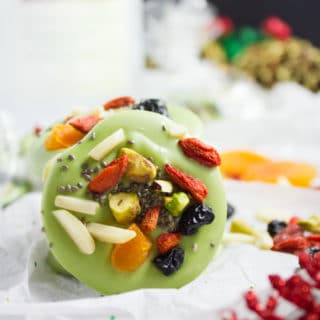 Superfood Matcha Green Tea Chocolate Bark. The perfect Holiday treats and gifts loaded with superfood toppings and an unbeatable clean Matcha Green Tea flavor! This is NOT your good old chocolate bark, this is absolutely the BEST and nutrient packed chocolate bark you'll ever have! Get the step by step recipe and tips to make these in advance at foodallianceblog.com