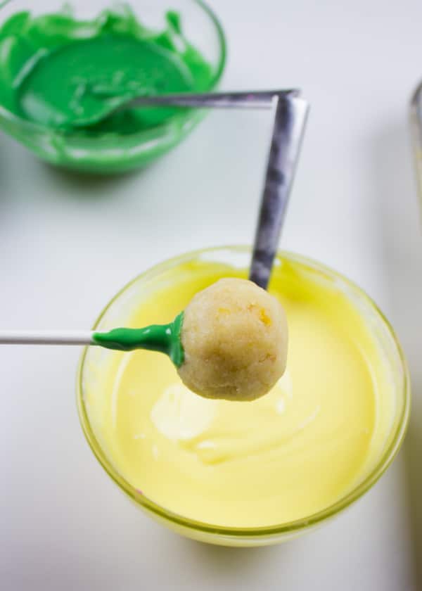 Easter Colored Cake Pops For My Birthday Girl. Make easy, simple and sweet looking cake pops with those tips and ideas for every occasion! foodallianceblog.com