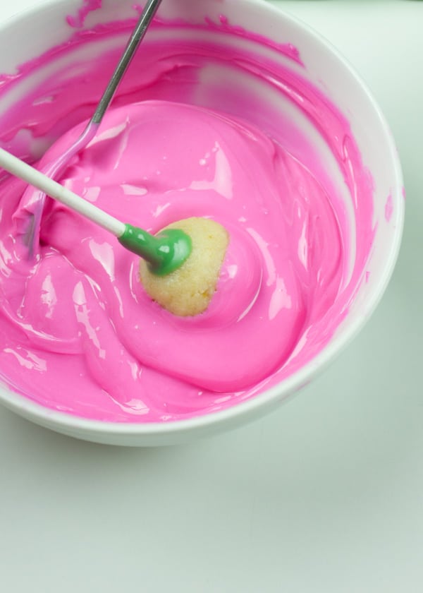 Easter Colored Cake Pops For My Birthday Girl. Make easy, simple and sweet looking cake pops with those tips and ideas for every occasion! foodallianceblog.com