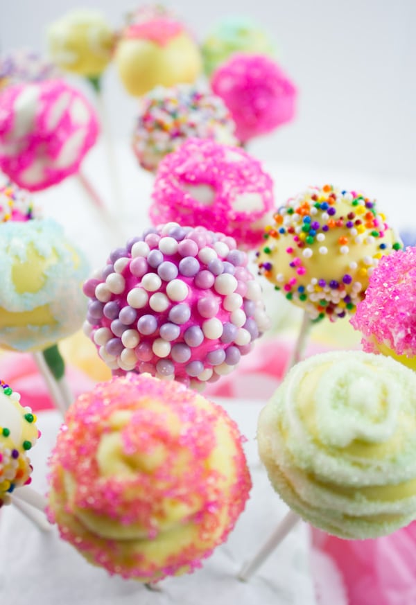 Easter Colored Cake Pops For My Birthday Girl. Make easy, simple and sweet looking cake pops with those tips and ideas for every occasion! foodallianceblog.com