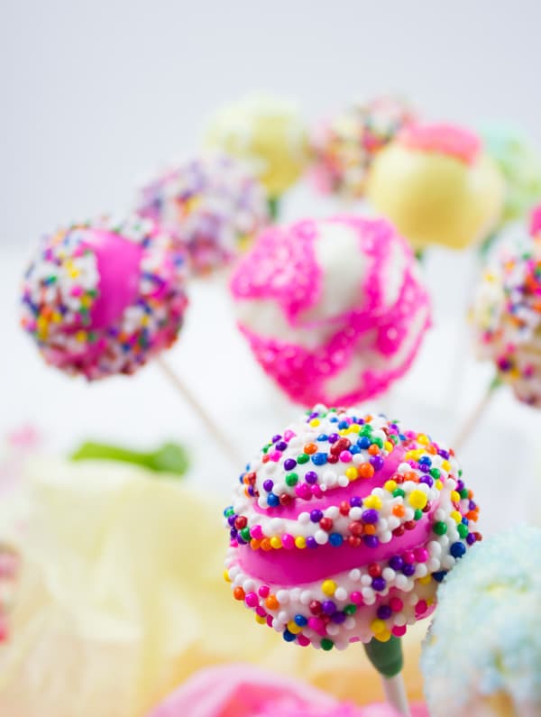 Easter Colored Cake Pops For My Birthday Girl. Make easy, simple and sweet looking cake pops with those tips and ideas for every occasion! foodallianceblog.com