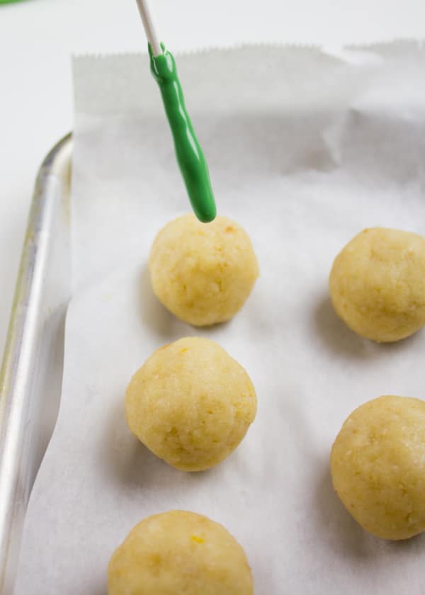 Easter Colored Cake Pops For My Birthday Girl. Make easy, simple and sweet looking cake pops with those tips and ideas for every occasion! foodallianceblog.com