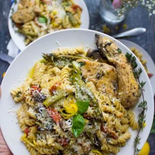 Quick One-Pot Creamy Chicken Pasta Dinner. YES for easy, delicious and energy saving dinners!! TEN minutes only and it's all yours! foodallianceblog.com