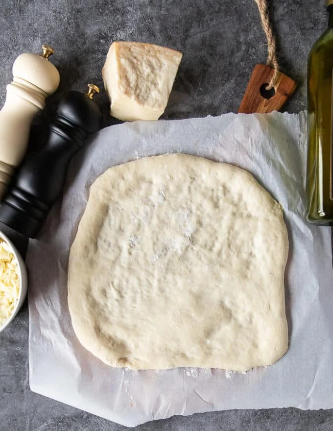 The no knead pizza dough ready on a surface