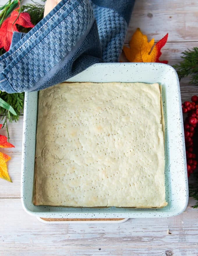 The pie crust is baked for 18-20 minutes at first and looks slightly golden in the pan. Now it has to cool down before proceeding