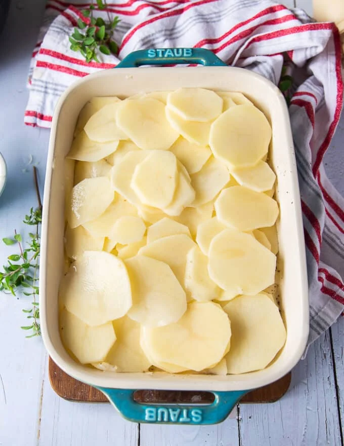 The remanning amount of potatoes mounted over the cheese layer