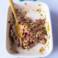 Beef mixed with the ingredients in a shallow plate