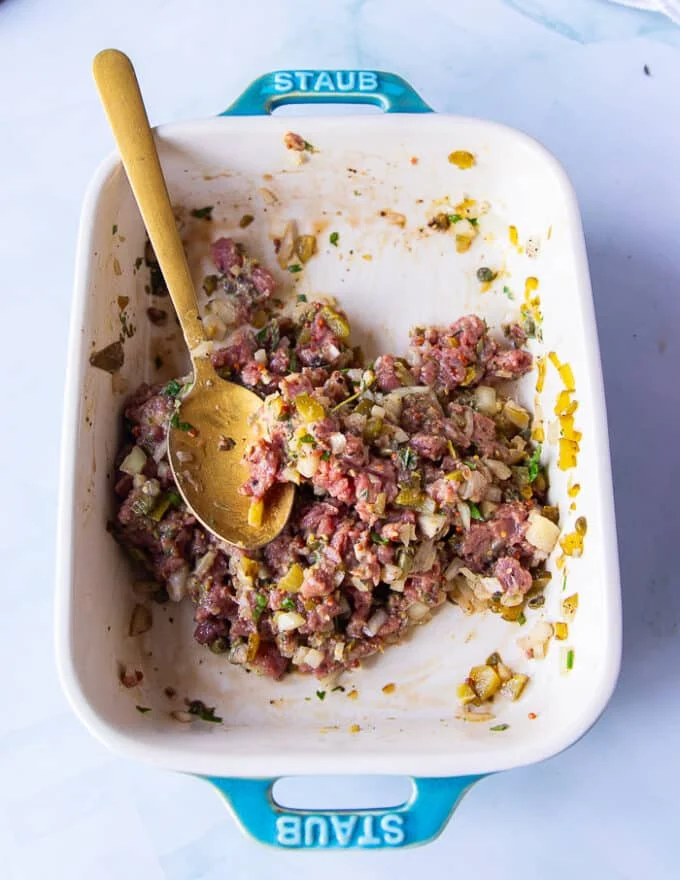 Beef mixed with the ingredients in a shallow plate