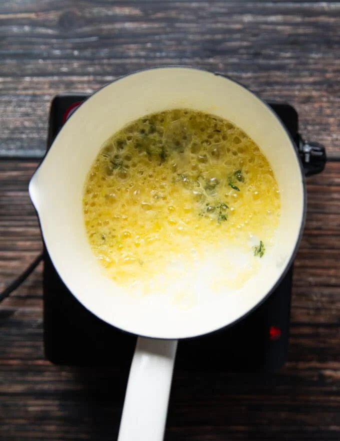 the garlic and herbs are cooking in the post for just a minute