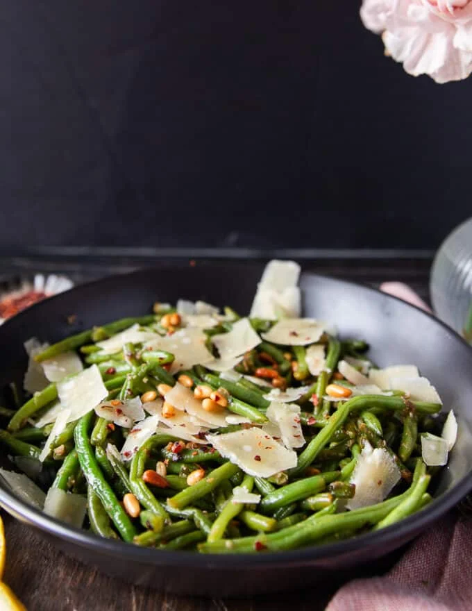 side view of a plate os sautéed green beans