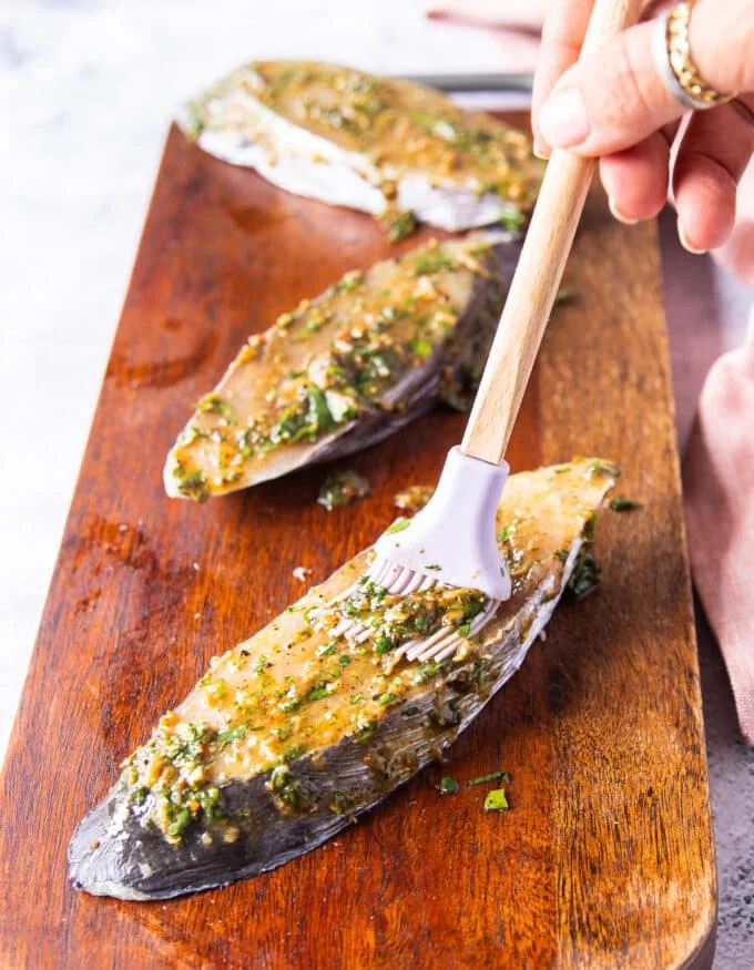 A brush used to brush the marinade evenly on the surface of the king mackerel fish