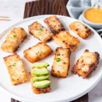 Start the layering of crispy rice, and start with a layer of sliced avocados